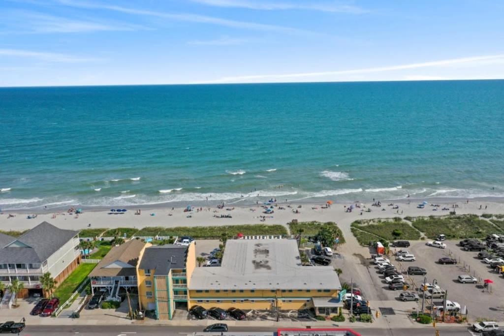 Beachfront Studio With Heated Pool Apartment *
