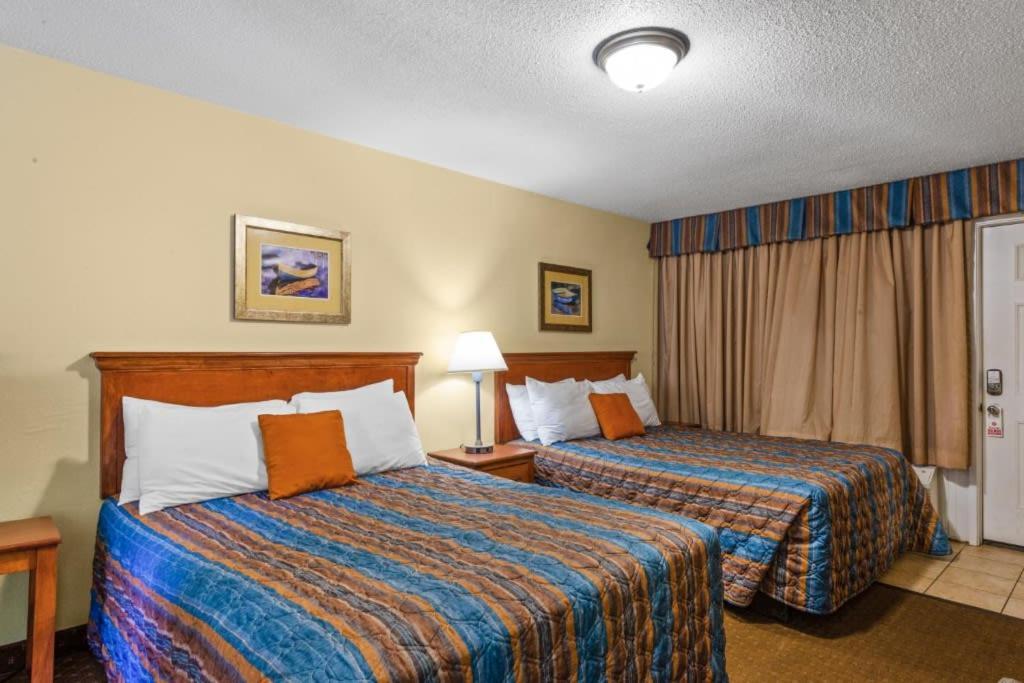 Beachfront Studio With Heated Pool Apartment *