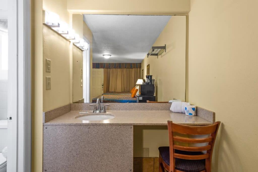 Beachfront Studio With Heated Pool Apartment *